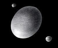 Vue d'artiste de (136108) Haumea et de ses satellites, Hi'iaka (en bas à droite) et Namaka (en haut à gauche)
